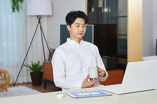 포토 JPG 주간 라이프스타일 남자 비즈니스 실내 한명 들기 앉기 상반신 성인 옆모습 30대 노트북 한국인 머그컵 업무 직장인 재택근무 성인남자한명만 국내포토 자연요소 직업 1 뷰포인트 모션 사람 동양인 내부 생활 컵 장년 전자제품 작업 남자한명만 성인남자만 파일형식