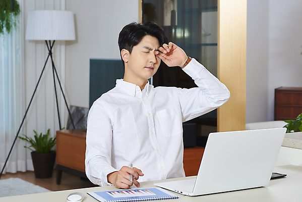 포토 JPG 주간 라이프스타일 남자 비즈니스 실내 건강 피곤 한명 앉기 상반신 성인 옆모습 30대 노트북 한국인 업무 직장인 찡그림 재택근무 성인남자한명만 국내포토 자연요소 직업 1 뷰포인트 컨셉 모션 표정 사람 동양인 내부 생활 장년 전자제품 작업 남자한명만 성인남자만 파일형식