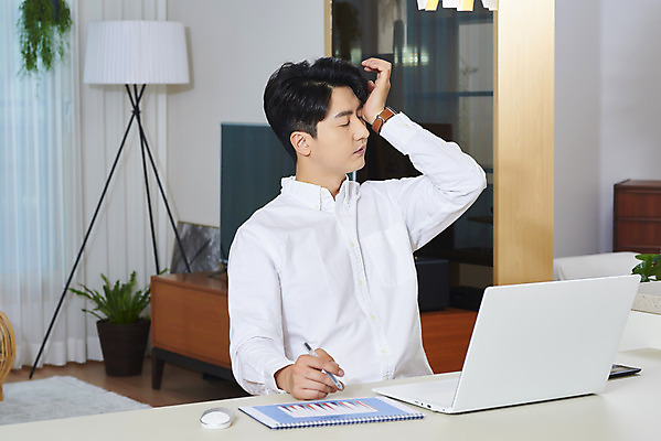 포토 JPG 주간 라이프스타일 남자 비즈니스 실내 건강 피곤 한명 앉기 상반신 성인 옆모습 30대 노트북 눈감음 한국인 업무 직장인 재택근무 성인남자한명만 국내포토 자연요소 직업 1 뷰포인트 컨셉 모션 사람 동양인 내부 생활 장년 전자제품 작업 남자한명만 성인남자만 파일형식