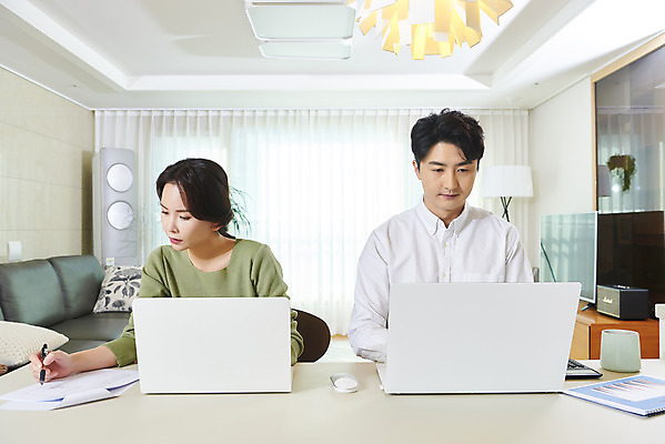 포토 JPG 주간 부부 여자 남자 비즈니스 실내 앉기 상반신 성인 두명 앞모습 30대 노트북 한국인 업무 직장인 집중 재택근무 맞벌이 부부라이프 성인만 국내포토 자연요소 직업 라이프스타일 커플 뷰포인트 컨셉 모션 사람 동양인 내부 장년 전자제품 작업 파일형식