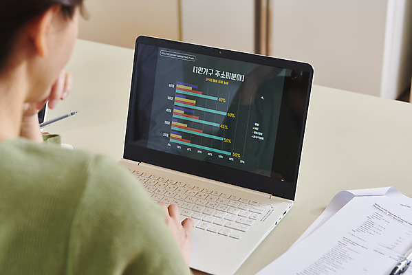 포토 JPG 주간 라이프스타일 여자 비즈니스 실내 한명 앉기 성인 뒷모습 30대 노트북 한국인 업무 직장인 문서 재택근무 성인여자한명만 국내포토 자연요소 직업 1 뷰포인트 모션 사람 동양인 내부 생활 장년 전자제품 작업 여자한명만 성인여자만 파일형식