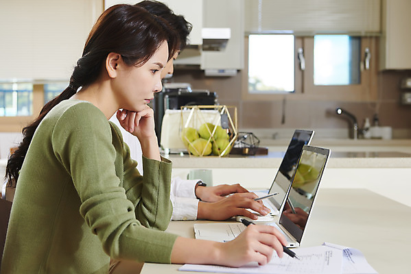 포토 JPG 주간 부부 여자 남자 비즈니스 실내 앉기 상반신 성인 두명 옆모습 30대 노트북 한국인 업무 직장인 집중 재택근무 맞벌이 부부라이프 성인만 국내포토 자연요소 직업 라이프스타일 커플 뷰포인트 컨셉 모션 사람 동양인 내부 장년 전자제품 작업 파일형식