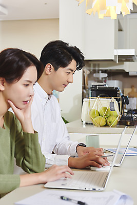 포토 JPG 주간 부부 여자 남자 비즈니스 실내 앉기 상반신 두명 옆모습 30대 노트북 턱괴기 한국인 업무 직장인 집중 재택근무 맞벌이 부부라이프 국내포토 자연요소 직업 라이프스타일 커플 뷰포인트 컨셉 모션 사람 동양인 내부 장년 전자제품 작업 파일형식