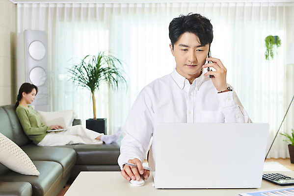 포토 JPG 주간 전신 부부 여자 남자 비즈니스 실내 앉기 상반신 성인 두명 앞모습 옆모습 30대 노트북 스마트폰 소파 한국인 업무 직장인 집중 통화 재택근무 맞벌이 부부라이프 성인만 국내포토 자연요소 직업 라이프스타일 커플 뷰포인트 컨셉 의자 모션 사람 동양인 내부 장년 전자제품 핸드폰 스마트기기 작업 파일형식