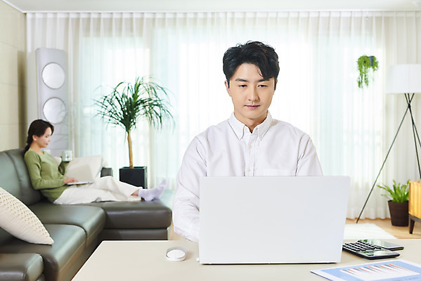 포토 JPG 주간 전신 부부 여자 남자 비즈니스 실내 앉기 상반신 두명 앞모습 옆모습 30대 노트북 소파 한국인 업무 직장인 집중 재택근무 맞벌이 부부라이프 국내포토 자연요소 직업 라이프스타일 커플 뷰포인트 컨셉 의자 모션 사람 동양인 내부 장년 전자제품 작업 파일형식