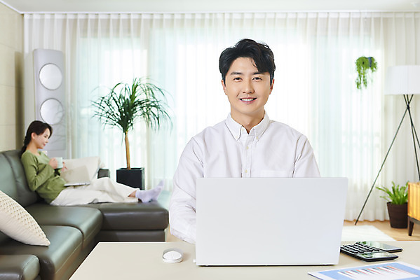 포토 JPG 주간 전신 부부 여자 남자 비즈니스 실내 미소 들기 앉기 상반신 성인 두명 앞모습 옆모습 30대 노트북 한국인 업무 직장인 재택근무 맞벌이 부부라이프 성인만 국내포토 자연요소 직업 라이프스타일 커플 뷰포인트 모션 표정 사람 동양인 내부 장년 전자제품 작업 파일형식