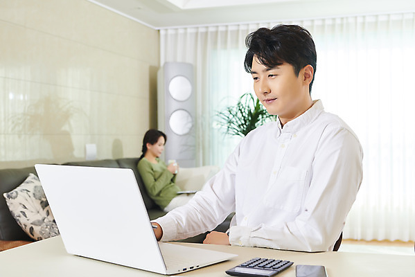 포토 JPG 주간 부부 여자 남자 비즈니스 실내 들기 앉기 상반신 성인 두명 옆모습 30대 노트북 한국인 업무 직장인 집중 재택근무 맞벌이 부부라이프 성인만 국내포토 자연요소 직업 라이프스타일 커플 뷰포인트 컨셉 모션 사람 동양인 내부 장년 전자제품 작업 파일형식