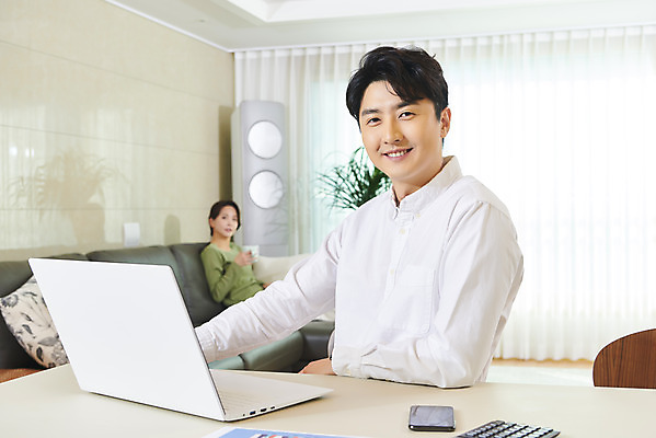 포토 JPG 주간 부부 응시 여자 남자 비즈니스 실내 미소 들기 앉기 상반신 성인 두명 옆모습 30대 노트북 한국인 업무 직장인 재택근무 맞벌이 부부라이프 성인만 국내포토 자연요소 직업 라이프스타일 커플 시선 뷰포인트 모션 표정 사람 동양인 내부 장년 전자제품 작업 파일형식