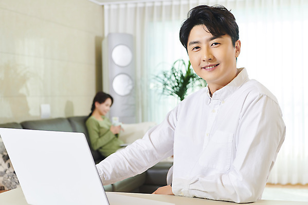 포토 JPG 주간 부부 여자 남자 비즈니스 실내 미소 앉기 상반신 성인 두명 옆모습 30대 노트북 한국인 업무 직장인 재택근무 맞벌이 부부라이프 성인만 국내포토 자연요소 직업 라이프스타일 커플 뷰포인트 모션 표정 사람 동양인 내부 장년 전자제품 작업 파일형식