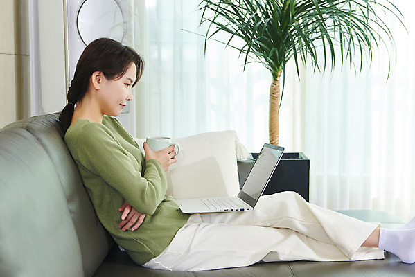 포토 JPG 주간 전신 라이프스타일 여자 비즈니스 실내 한명 들기 앉기 성인 옆모습 30대 노트북 소파 한국인 머그컵 업무 직장인 집중 재택근무 성인여자한명만 국내포토 자연요소 직업 1 뷰포인트 컨셉 의자 모션 사람 동양인 내부 생활 컵 장년 전자제품 작업 여자한명만 성인여자만 파일형식