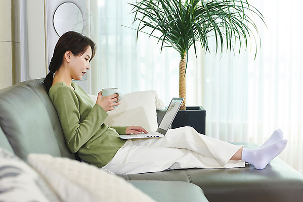 포토 JPG 주간 전신 라이프스타일 여자 비즈니스 실내 한명 들기 앉기 성인 옆모습 30대 노트북 한국인 머그컵 업무 직장인 집중 재택근무 성인여자한명만 성인만 국내포토 자연요소 직업 1 뷰포인트 컨셉 모션 사람 동양인 내부 생활 컵 장년 전자제품 작업 여자한명만 성인여자만 파일형식