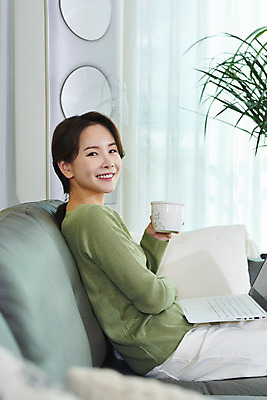 포토 JPG 주간 라이프스타일 여자 비즈니스 실내 한명 미소 들기 앉기 상반신 성인 옆모습 30대 노트북 한국인 머그컵 업무 직장인 재택근무 성인여자한명만 성인만 국내포토 자연요소 직업 1 뷰포인트 모션 표정 사람 동양인 내부 생활 컵 장년 전자제품 작업 여자한명만 성인여자만 파일형식