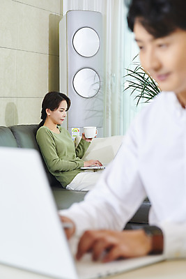 포토 JPG 주간 부부 여자 남자 비즈니스 실내 들기 앉기 상반신 성인 두명 옆모습 30대 노트북 한국인 업무 직장인 소프트포커스 집중 재택근무 맞벌이 부부라이프 성인만 국내포토 자연요소 직업 라이프스타일 커플 뷰포인트 컨셉 모션 촬영기법 사람 동양인 내부 장년 전자제품 작업 파일형식