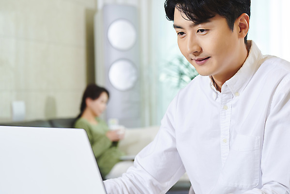 포토 JPG 주간 부부 여자 남자 비즈니스 실내 앉기 상반신 성인 두명 옆모습 아웃포커스 30대 노트북 한국인 업무 직장인 집중 재택근무 맞벌이 부부라이프 성인만 국내포토 자연요소 직업 라이프스타일 커플 뷰포인트 컨셉 모션 촬영기법 사람 동양인 내부 장년 전자제품 작업 파일형식