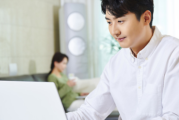 포토 JPG 주간 부부 여자 남자 비즈니스 실내 앉기 상반신 성인 두명 옆모습 아웃포커스 30대 노트북 한국인 업무 직장인 집중 재택근무 맞벌이 부부라이프 성인만 국내포토 자연요소 직업 라이프스타일 커플 뷰포인트 컨셉 모션 촬영기법 사람 동양인 내부 장년 전자제품 작업 파일형식