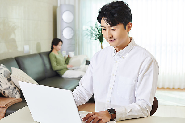 포토 JPG 주간 부부 여자 남자 비즈니스 실내 앉기 상반신 성인 두명 옆모습 30대 노트북 한국인 업무 직장인 집중 재택근무 맞벌이 부부라이프 성인만 국내포토 자연요소 직업 라이프스타일 커플 뷰포인트 컨셉 모션 사람 동양인 내부 장년 전자제품 작업 파일형식