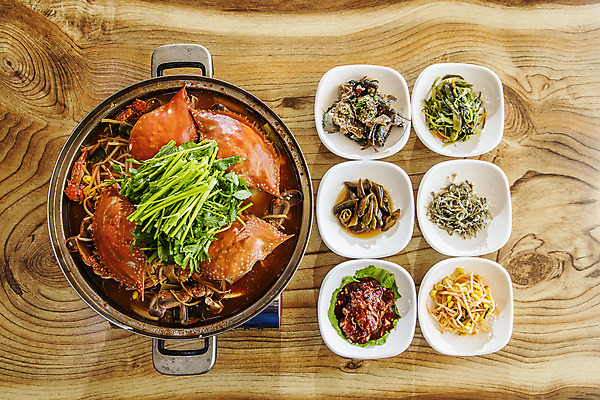 포토 JPG 주간 반찬 실내 사람없음 하이앵글 충청남도 꽃게탕 플랫레이 나무배경 국내포토 자연요소 한식 음식 뷰포인트 백그라운드 내부 플랫 탕 충청도 파일형식