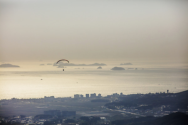 포토 JPG 주간 바다 섬 사람없음 야외 일몰 충청남도 패러글라이딩 서해 국내포토 자연요소 스포츠 노을 충청도 파일형식