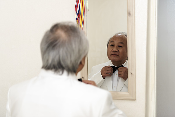 포토 JPG 주간 할아버지 노년 남자 나비넥타이 실내 한명 서기 정장 상반신 뒷모습 거울 한국인 묶기 70대 몸단장 고령화 독거노인 멋쟁이 노인남자한명만 오팔세대 액티브시니어 국내포토 자연요소 1 옷 뷰포인트 모션 넥타이 사람 동양인 성인 내부 실버라이프 사회이슈 세대 남자한명만 노인남자만 파일형식