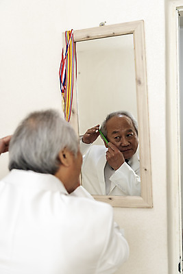 포토 JPG 주간 할아버지 노년 남자 실내 한명 서기 들기 정장 상반신 뒷모습 거울 한국인 70대 몸단장 고령화 독거노인 멋쟁이 노인남자한명만 오팔세대 액티브시니어 국내포토 자연요소 1 옷 뷰포인트 모션 사람 동양인 성인 내부 실버라이프 사회이슈 세대 남자한명만 노인남자만 파일형식