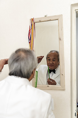 포토 JPG 주간 할아버지 노년 남자 실내 한명 서기 들기 정장 상반신 뒷모습 거울 한국인 머리빗 70대 몸단장 고령화 독거노인 멋쟁이 노인남자한명만 오팔세대 액티브시니어 국내포토 자연요소 1 옷 뷰포인트 모션 사람 동양인 성인 내부 실버라이프 미용용품 사회이슈 세대 남자한명만 노인남자만 파일형식
