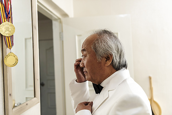 포토 JPG 주간 응시 할아버지 노년 남자 실내 한명 서기 정장 상반신 옆모습 거울 한국인 70대 금메달 몸단장 고령화 독거노인 멋쟁이 노인남자한명만 오팔세대 액티브시니어 국내포토 자연요소 1 시선 옷 뷰포인트 모션 사람 동양인 성인 내부 실버라이프 사회이슈 메달 세대 남자한명만 노인남자만 파일형식