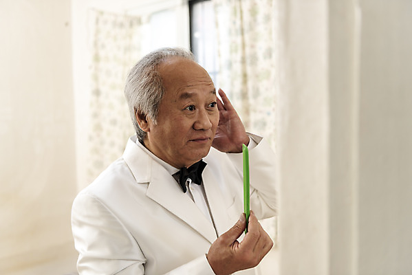 포토 JPG 주간 할아버지 노년 남자 실내 한명 서기 들기 정장 상반신 옆모습 한국인 머리빗 70대 몸단장 고령화 독거노인 멋쟁이 노인남자한명만 오팔세대 액티브시니어 국내포토 자연요소 1 옷 뷰포인트 모션 사람 동양인 성인 내부 실버라이프 미용용품 사회이슈 세대 남자한명만 노인남자만 파일형식