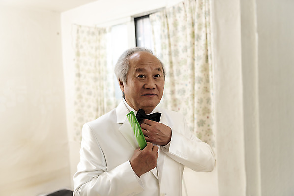 포토 JPG 주간 할아버지 노년 남자 실내 한명 서기 들기 정장 상반신 앞모습 한국인 머리빗 70대 몸단장 고령화 독거노인 멋쟁이 노인남자한명만 오팔세대 액티브시니어 국내포토 자연요소 1 옷 뷰포인트 모션 사람 동양인 성인 내부 실버라이프 미용용품 사회이슈 세대 남자한명만 노인남자만 파일형식