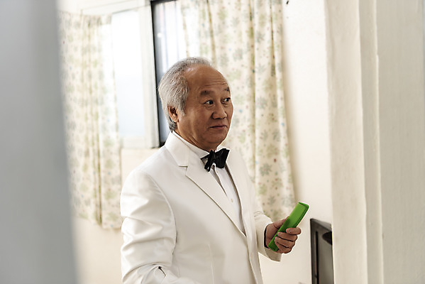 포토 JPG 주간 응시 할아버지 노년 남자 실내 한명 서기 들기 정장 상반신 옆모습 한국인 머리빗 연습 70대 몸단장 고령화 독거노인 멋쟁이 노인남자한명만 오팔세대 액티브시니어 국내포토 자연요소 1 시선 옷 뷰포인트 모션 사람 동양인 성인 내부 실버라이프 미용용품 사회이슈 세대 남자한명만 노인남자만 파일형식