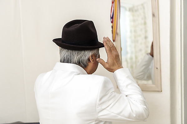 포토 JPG 주간 할아버지 노년 남자 실내 한명 서기 정장 상반신 뒷모습 손들기 거울 한국인 중절모 70대 몸단장 고령화 독거노인 멋쟁이 노인남자한명만 오팔세대 액티브시니어 국내포토 자연요소 모자_잡화 1 옷 뷰포인트 모션 사람 동양인 성인 내부 실버라이프 사회이슈 세대 남자한명만 노인남자만 파일형식