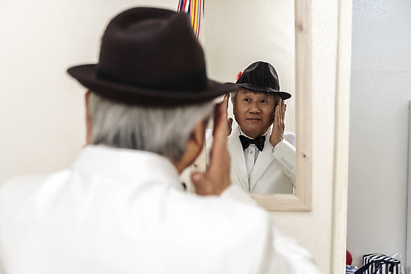 포토 JPG 주간 할아버지 노년 남자 실내 한명 서기 들기 정장 상반신 뒷모습 거울 한국인 중절모 70대 몸단장 고령화 독거노인 멋쟁이 노인남자한명만 오팔세대 액티브시니어 국내포토 자연요소 모자_잡화 1 옷 뷰포인트 모션 사람 동양인 성인 내부 실버라이프 사회이슈 세대 남자한명만 노인남자만 파일형식