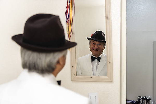 포토 JPG 주간 할아버지 노년 남자 실내 한명 서기 웃음 정장 상반신 옆모습 거울 한국인 중절모 70대 몸단장 고령화 독거노인 멋쟁이 노인남자한명만 오팔세대 액티브시니어 국내포토 자연요소 모자_잡화 1 옷 뷰포인트 모션 표정 사람 동양인 성인 내부 실버라이프 사회이슈 세대 남자한명만 노인남자만 파일형식