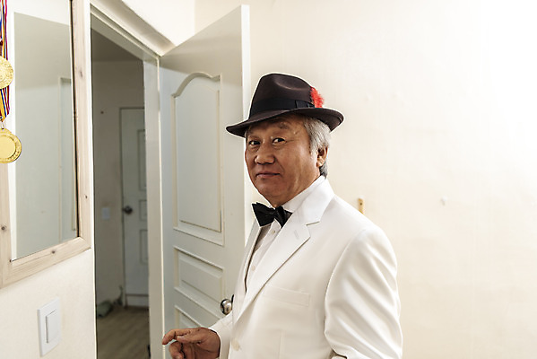 포토 JPG 주간 할아버지 노년 남자 실내 한명 서기 정장 상반신 옆모습 거울 한국인 중절모 70대 고령화 독거노인 멋쟁이 외출준비 노인남자한명만 오팔세대 액티브시니어 국내포토 자연요소 모자_잡화 1 옷 뷰포인트 모션 사람 동양인 성인 내부 실버라이프 사회이슈 준비 세대 남자한명만 노인남자만 파일형식