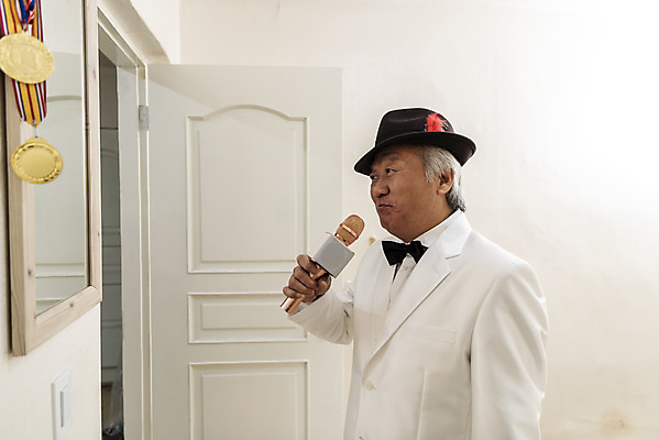 포토 JPG 주간 할아버지 노년 남자 노래 실내 한명 서기 들기 정장 상반신 취미 옆모습 거울 한국인 메달 중절모 연습 마이크 70대 고령화 독거노인 멋쟁이 노인남자한명만 오팔세대 액티브시니어 국내포토 자연요소 모자_잡화 1 옷 음악 뷰포인트 음향기기 모션 사람 동양인 성인 내부 실버라이프 사회이슈 세대 상_상패 남자한명만 노인남자만 파일형식