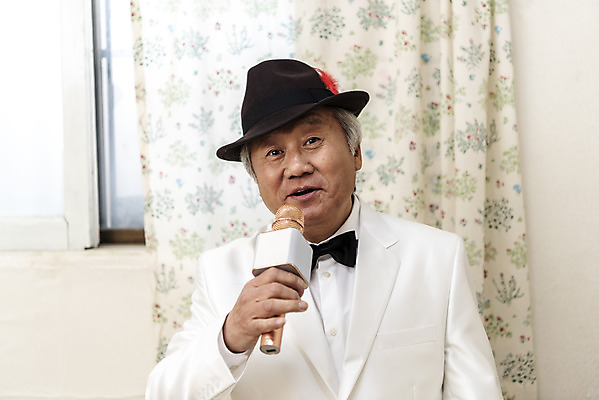 포토 JPG 주간 할아버지 노년 남자 노래 실내 한명 서기 들기 정장 상반신 취미 앞모습 한국인 커튼 중절모 연습 마이크 70대 고령화 독거노인 멋쟁이 노인남자한명만 오팔세대 액티브시니어 국내포토 자연요소 모자_잡화 1 옷 음악 뷰포인트 음향기기 모션 사람 동양인 성인 내부 실버라이프 사회이슈 세대 남자한명만 노인남자만 파일형식