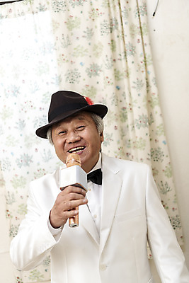 포토 JPG 주간 할아버지 노년 남자 노래 실내 한명 서기 웃음 들기 정장 상반신 취미 앞모습 한국인 커튼 중절모 연습 마이크 70대 고령화 독거노인 멋쟁이 노인남자한명만 오팔세대 액티브시니어 국내포토 자연요소 모자_잡화 1 옷 음악 뷰포인트 음향기기 모션 표정 사람 동양인 성인 내부 실버라이프 사회이슈 세대 남자한명만 노인남자만 파일형식