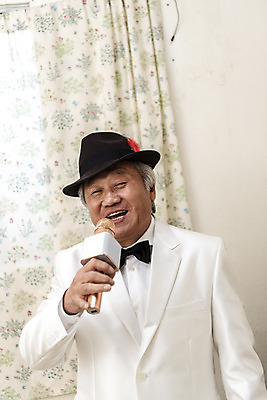 포토 JPG 주간 할아버지 노년 남자 노래 실내 한명 서기 웃음 들기 정장 상반신 취미 앞모습 한국인 커튼 중절모 연습 마이크 70대 고령화 독거노인 멋쟁이 노인남자한명만 오팔세대 액티브시니어 국내포토 자연요소 모자_잡화 1 옷 음악 뷰포인트 음향기기 모션 표정 사람 동양인 성인 내부 실버라이프 사회이슈 세대 남자한명만 노인남자만 파일형식