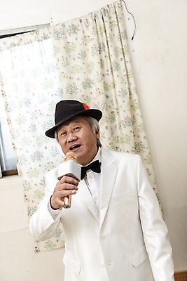 포토 JPG 주간 할아버지 노년 남자 노래 실내 한명 서기 들기 정장 상반신 취미 앞모습 한국인 커튼 중절모 연습 마이크 70대 고령화 독거노인 멋쟁이 노인남자한명만 오팔세대 액티브시니어 국내포토 자연요소 모자_잡화 1 옷 음악 뷰포인트 음향기기 모션 사람 동양인 성인 내부 실버라이프 사회이슈 세대 남자한명만 노인남자만 파일형식