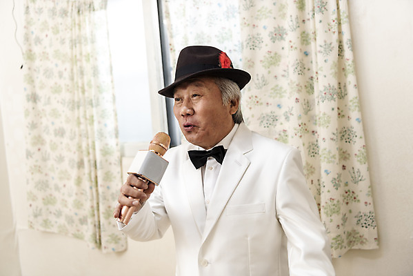 포토 JPG 주간 할아버지 노년 남자 노래 실내 한명 서기 들기 정장 상반신 취미 옆모습 한국인 커튼 중절모 연습 마이크 70대 고령화 독거노인 멋쟁이 노인남자한명만 오팔세대 액티브시니어 국내포토 자연요소 모자_잡화 1 옷 음악 뷰포인트 음향기기 모션 사람 동양인 성인 내부 실버라이프 사회이슈 세대 남자한명만 노인남자만 파일형식