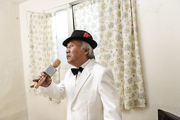 포토 JPG 주간 할아버지 노년 남자 노래 실내 한명 서기 들기 정장 상반신 취미 옆모습 한국인 커튼 중절모 연습 마이크 70대 고령화 독거노인 멋쟁이 노인남자한명만 오팔세대 액티브시니어 국내포토 자연요소 모자_잡화 1 옷 음악 뷰포인트 음향기기 모션 사람 동양인 성인 내부 실버라이프 사회이슈 세대 남자한명만 노인남자만 파일형식