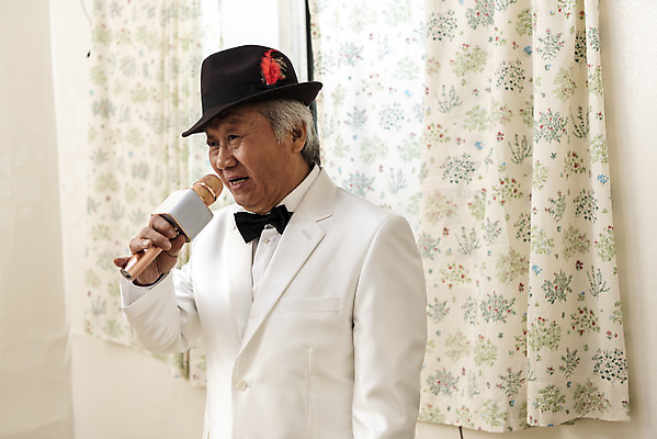 포토 JPG 주간 할아버지 노년 남자 노래 실내 한명 서기 들기 정장 상반신 취미 옆모습 한국인 커튼 중절모 연습 마이크 70대 고령화 독거노인 멋쟁이 노인남자한명만 오팔세대 액티브시니어 국내포토 자연요소 모자_잡화 1 옷 음악 뷰포인트 음향기기 모션 사람 동양인 성인 내부 실버라이프 사회이슈 세대 남자한명만 노인남자만 파일형식