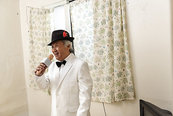 포토 JPG 주간 할아버지 노년 남자 실내 한명 서기 들기 정장 상반신 취미 옆모습 한국인 커튼 중절모 연습 마이크 70대 고령화 독거노인 멋쟁이 노인남자한명만 오팔세대 액티브시니어 국내포토 자연요소 모자_잡화 1 옷 뷰포인트 음향기기 모션 사람 동양인 성인 내부 실버라이프 사회이슈 세대 남자한명만 노인남자만 파일형식