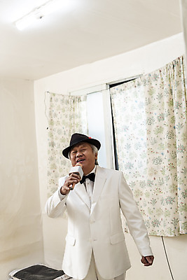 포토 JPG 주간 할아버지 노년 남자 실내 한명 서기 들기 정장 상반신 취미 앞모습 한국인 커튼 중절모 연습 마이크 70대 고령화 독거노인 멋쟁이 노인남자한명만 오팔세대 액티브시니어 국내포토 자연요소 모자_잡화 1 옷 뷰포인트 음향기기 모션 사람 동양인 성인 내부 실버라이프 사회이슈 세대 남자한명만 노인남자만 파일형식