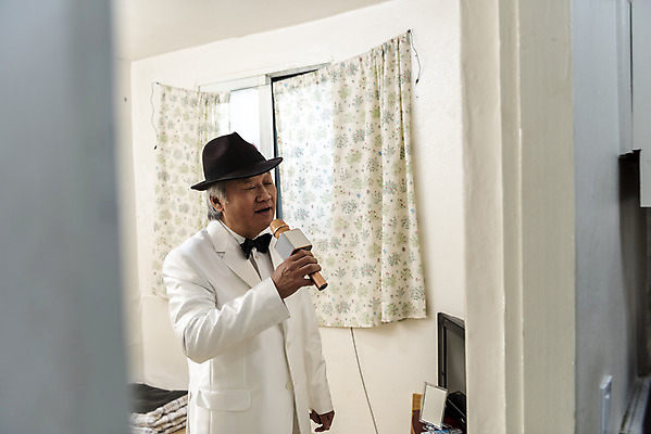 포토 JPG 주간 할아버지 노년 남자 실내 한명 서기 들기 정장 상반신 취미 옆모습 한국인 커튼 중절모 연습 마이크 70대 고령화 독거노인 멋쟁이 노인남자한명만 오팔세대 액티브시니어 국내포토 자연요소 모자_잡화 1 옷 뷰포인트 음향기기 모션 사람 동양인 성인 내부 실버라이프 사회이슈 세대 남자한명만 노인남자만 파일형식