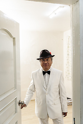 포토 JPG 주간 할아버지 노년 남자 실내 한명 서기 정장 상반신 취미 앞모습 문 한국인 중절모 연습 70대 고령화 독거노인 멋쟁이 노인남자한명만 오팔세대 액티브시니어 국내포토 자연요소 모자_잡화 1 옷 뷰포인트 모션 사람 동양인 성인 내부 실버라이프 사회이슈 세대 남자한명만 노인남자만 파일형식