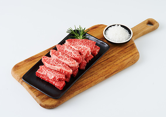 포토 JPG 스튜디오촬영 음식 식재료 도마 실내 생고기 육류 사람없음 소고기 흰배경 소금 로즈메리 우삼겹 양지 국내포토 백그라운드 주방용품 내부 흰색 허브 파일형식