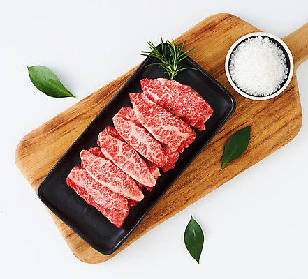 포토 JPG 스튜디오촬영 음식 식재료 도마 실내 생고기 육류 사람없음 하이앵글 소고기 흰배경 소금 로즈메리 우삼겹 플랫레이 양지 국내포토 뷰포인트 백그라운드 주방용품 내부 흰색 플랫 허브 파일형식