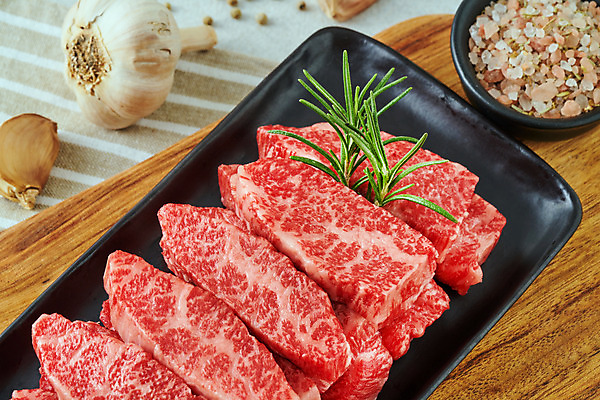 포토 JPG 스튜디오촬영 음식 식재료 도마 실내 마늘 생고기 육류 사람없음 소고기 로즈메리 우삼겹 양지 국내포토 채소 주방용품 내부 허브 파일형식