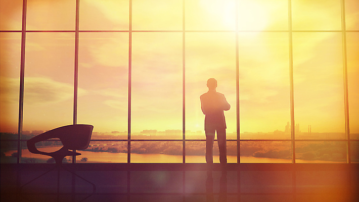 포토 JPG 해외이미지 전신 응시 남자 실루엣 의자 비즈니스 창문 한명 서기 성인 노을 비즈니스맨 경영 성인남자한명만 해외202004 해외포토 자연요소 1 시선 가구 모션 촬영기법 사람 직장인 남자한명만 성인남자만 파일형식