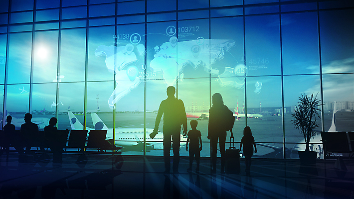 포토 JPG 해외이미지 전신 여자 남자 실루엣 어린이 여행 창문 가족 휴가 비행기 서기 소년 여러명 성인 파란색 공항 해외202004 해외포토 컬러 다수 관계 항공교통 교통시설 모션 대중교통 촬영기법 사람 파일형식